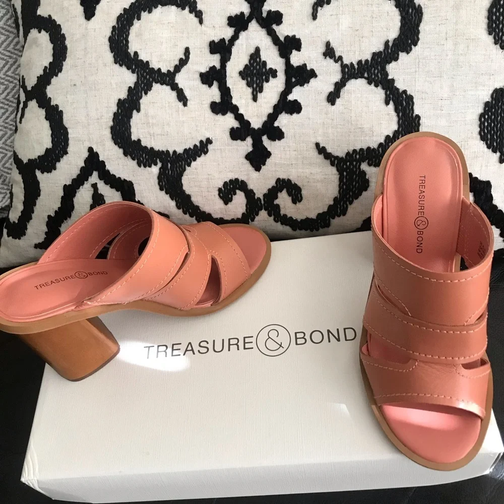 Treasure & Bond Block Heel Coral Sandals. 5 M. - Picture 2 of 7